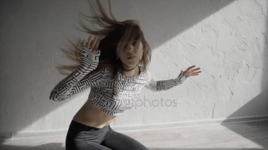 Güzel, modern bir genç kız dansçı contemp studio ağır çekimde