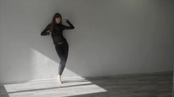 Fotografía en cámara lenta de una hermosa bailarina bailando en el estudio — Vídeo de stock