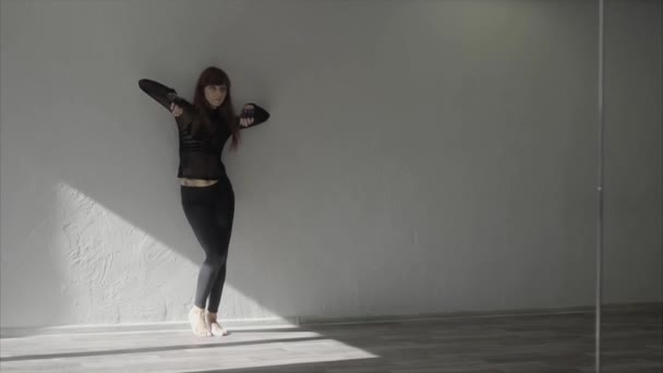 Витончена дівчина практикує презирство в студії, вона виконує елементи танцю — стокове відео