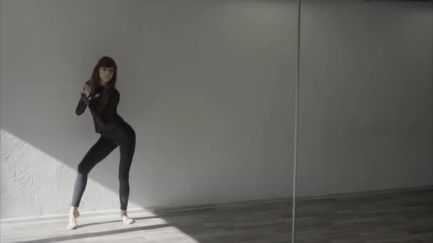 Jeune jolie femme en danse noire en studio slow motion — Video