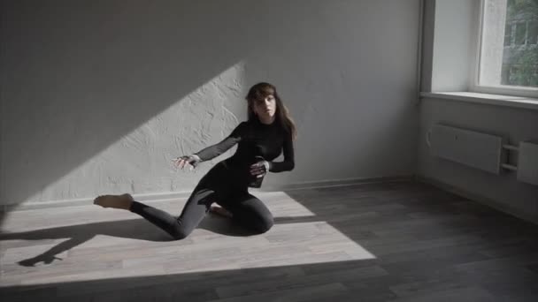 Güzel bir kadın dansçı stüdyoda pratik doz yavaş hareket — Stok video