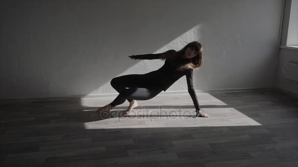 Belle adolescente danseuse moderne dansant contemp en studio slow motion — Video