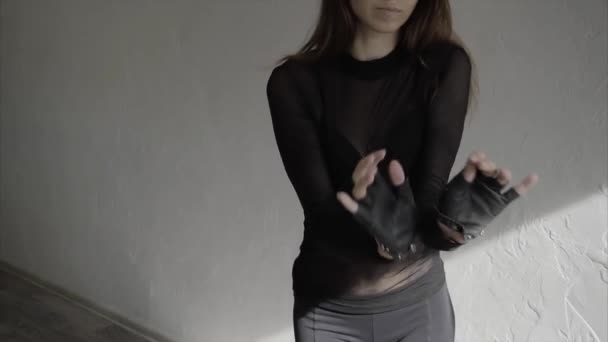 Close-up van de mooie vrouw danser dansen en bewegen armen sierlijk Slowmotion — Stockvideo