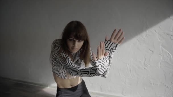 Graciös flicka tränar Mo i studio, hon utför delarna av Dans — Stockvideo