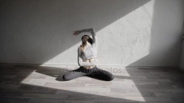 Genç kadın dansçı contemp studio ağır çekimde hareket eder.