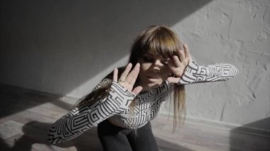 Zarif kız contemp Studio, o dans unsurları performans pratik