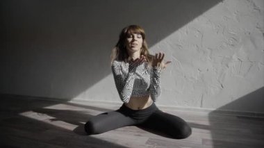 Genç kadın dansçı contemp studio ağır çekimde hareket eder.