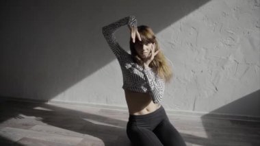 Güzel, modern bir genç kız dansçı contemp studio ağır çekimde