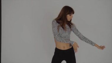 Güzel, modern bir genç kız dansçı contemp studio ağır çekimde