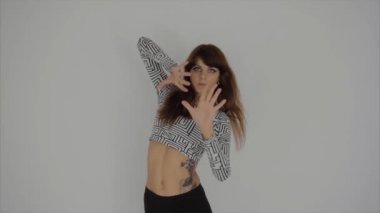 Genç kadın dansçı uygulama studio yavaş hareket oldukça