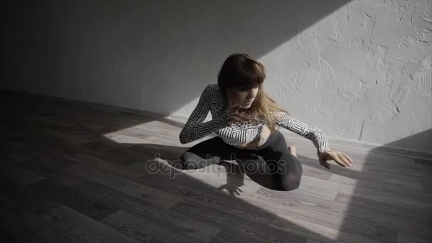 Грациозная девушка, практикующая созерцание в студии, исполняет элементы танца — стоковое видео