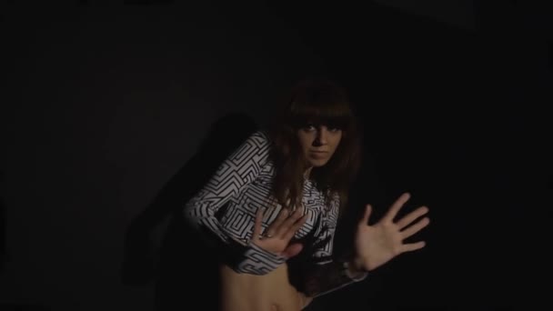 Jeune femme danseuse dansant contemp se déplace en studio slow motion — Video