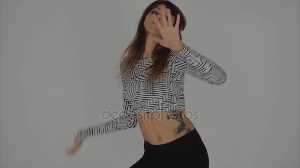 Joven bonita bailarina de práctica en el estudio de cámara lenta — Vídeos de Stock