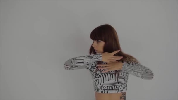 Jonge vrouw danser dansen contemp beweegt in de studio slow motion — Stockvideo