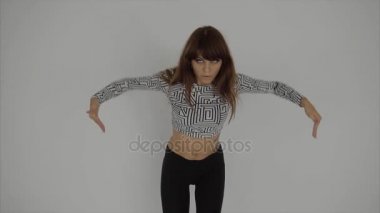 Güzel, modern bir genç kız dansçı contemp studio ağır çekimde