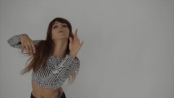 Jeune jolie femme danseuse pratique en studio slow motion — Video