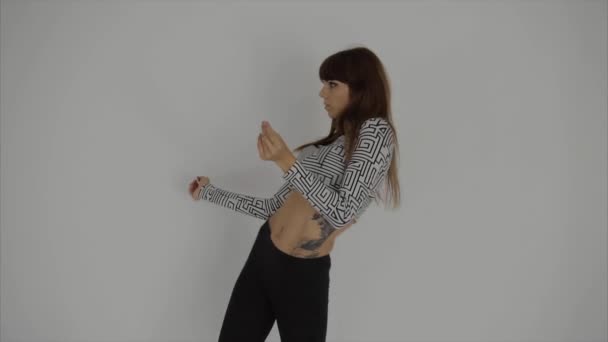 Fille gracieuse pratiquant contemp en studio, elle exécute les éléments de la danse — Video