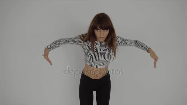 Hermosa, moderna bailarina adolescente bailando contemp en el estudio de cámara lenta — Vídeo de stock