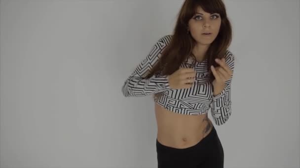 Χαριτωμένη κοπέλα εξάσκηση contemp στο studio, αυτή εκτελεί τα στοιχεία του χορού — Αρχείο Βίντεο