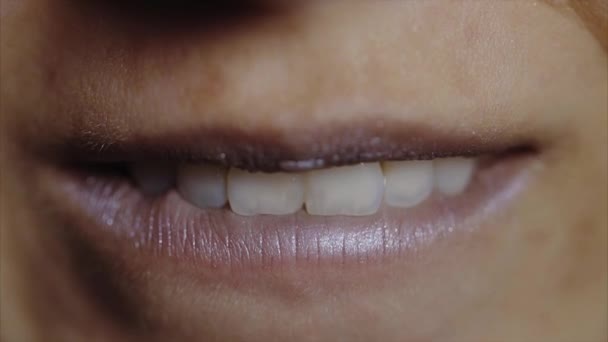 Екстремально крупним планом жінка кусає нижню губу — стокове відео