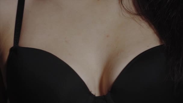 Close up de peito feminino vestido com sutiã preto respirando lentamente — Vídeo de Stock