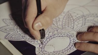 Ana dövme deseni izleme kağıda aktarır. Kroki gelecekteki dövmeler.
