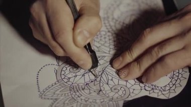 Ana dövme deseni izleme kağıda aktarır. Kroki gelecekteki dövmeler.