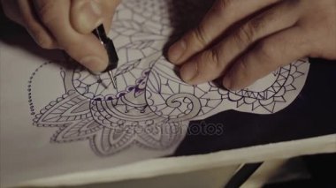 Ana dövme deseni izleme kağıda aktarır. Kroki gelecekteki dövmeler.