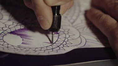 Ana dövme deseni izleme kağıda aktarır. Kroki gelecekteki dövmeler.