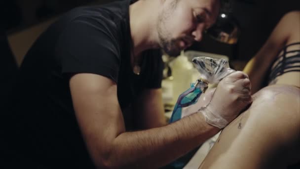 Tatuaje artista hacer tatuaje en el estudio — Vídeo de stock