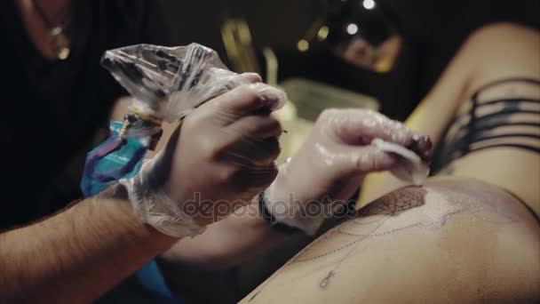 Tattoo artist make tattoo at the studio — Stock Video