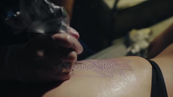 Primo piano delle mani del tatuatore in guanti che tatuano un modello sulla macro del corpo — Video Stock