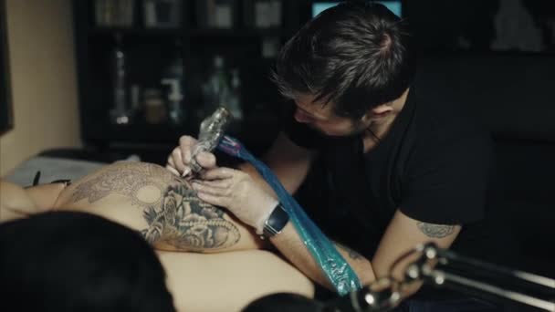 纹身艺术家在工作室做纹身 — 图库视频影像