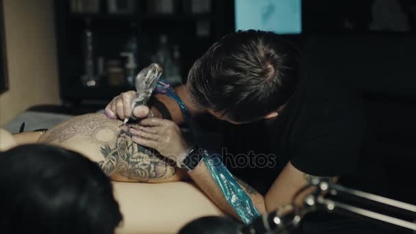 Tatuerare göra tatuering på studio — Stockvideo