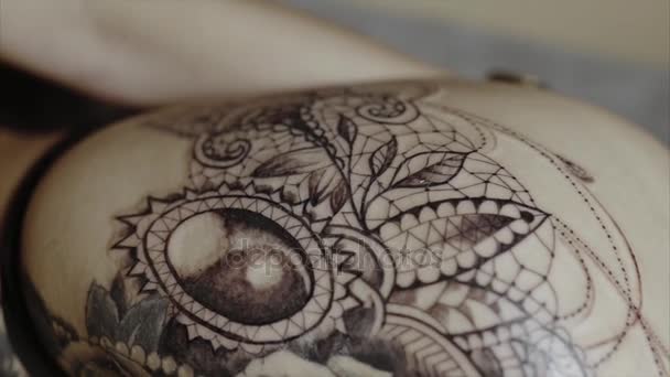 Nära upp skott färdiga tatuering på kvinnans kropp — Stockvideo