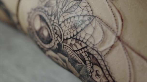 Nära upp skott färdiga tatuering på kvinnans kropp — Stockvideo