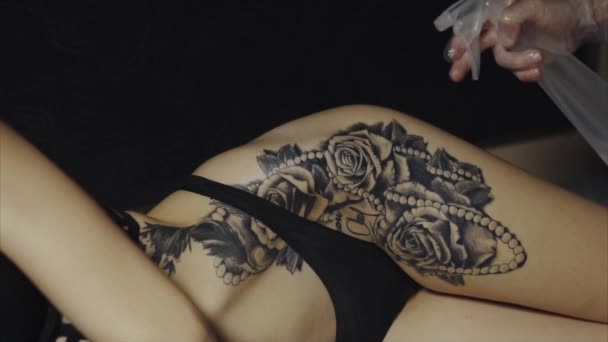 Tatoueur préparant la peau de son client au processus de fabrication de tatouage — Video