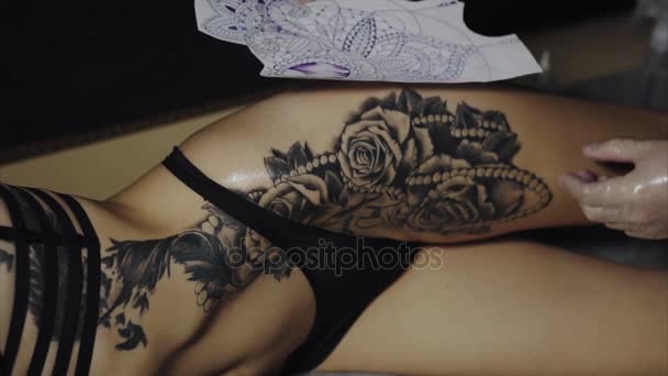 Tatuaggio artista preparare la pelle del suo cliente al processo di fare il tatuaggio — Video Stock