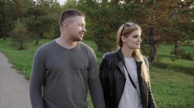 sonbahar Parkta yürümek çift