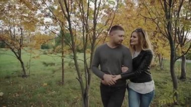 sonbahar Parkta yürümek çift