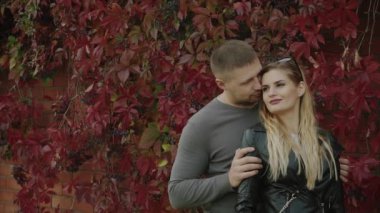 Genç bir tarihte sonbahar parkta çift.