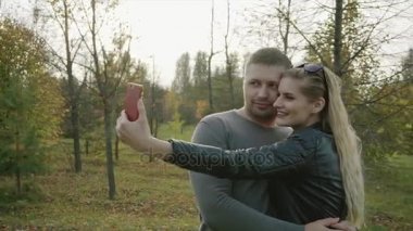 Çift selfie sonbahar parkta yapma