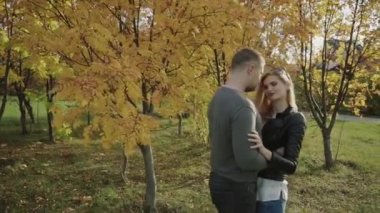 Genç bir tarihte sonbahar parkta çift.