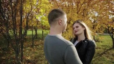 Genç bir tarihte sonbahar parkta çift.