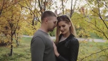 Genç bir tarihte sonbahar parkta çift.