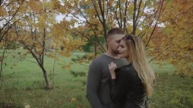 Genç bir tarihte sonbahar parkta çift.