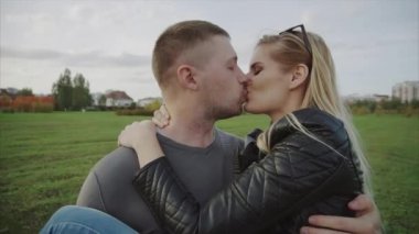 Genç çift sonbahar günü zevk