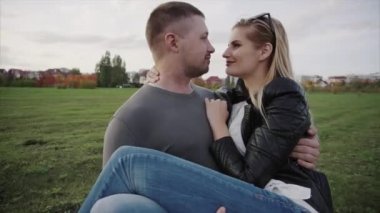 Genç çift sonbahar günü zevk