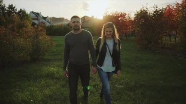 sonbahar Parkta yürümek çift