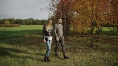 sonbahar Parkta yürümek çift